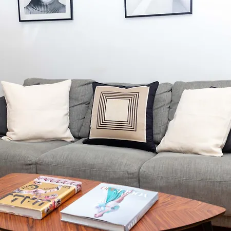 Center Of By Prestige Apartment *